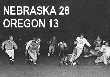 Bobby Reynolds carries the ball 02oregon_reynolds3 (23K)